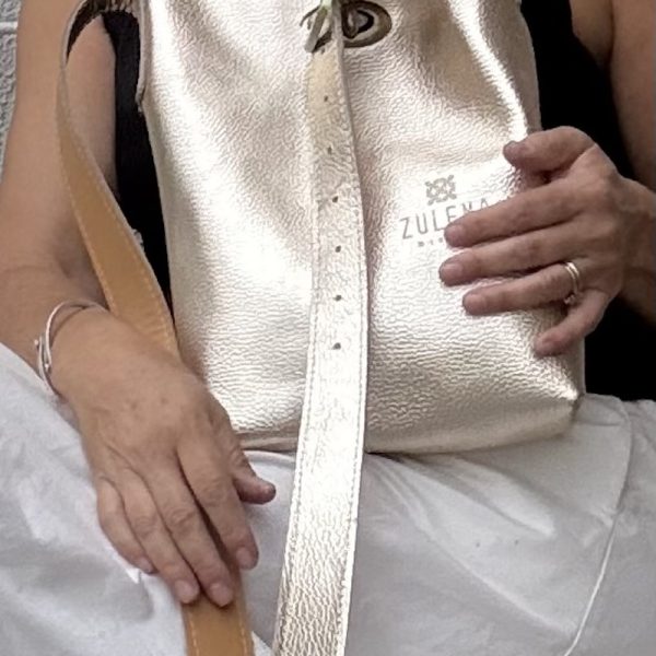 Natalia dorada una hebilla